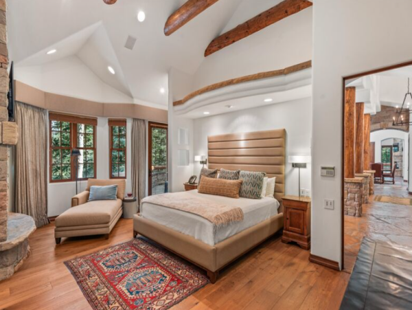 Luxurious Ski-in/ Ski-out Vacation Home - Family-Friendly Retreat